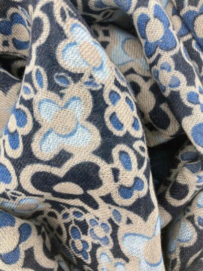 tienda online pashminas bufandas lana estampadas flores beig azules hombre invierno ceremonia buona fortuna detalle