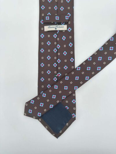 tienda online ropa hombre exclusiva corbatas ceremonia seda twill marron dibujo corbatero rombos celestes rojos detalle