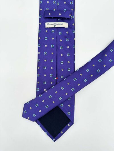 tienda online ropa hombre exclusiva corbatas ceremonia seda twill purpura dibujo corbatero celeste detalle