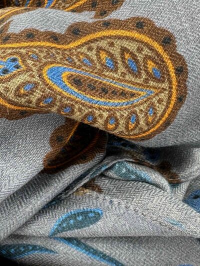 venta-online-pashmina-exclusiva-lana-extrafina-estampada-invierno-azul-añil-claro-dibujos-amebas-marrones-oro-detalle