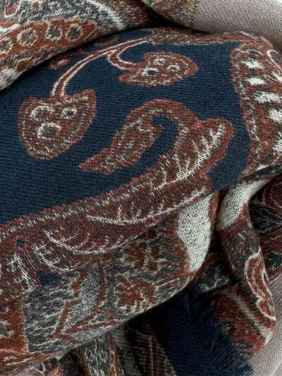 enta-online-pashmina-exclusiva-lana-extrafina-estampada-invierno-beig-dibujos-marino-tejas-detalle