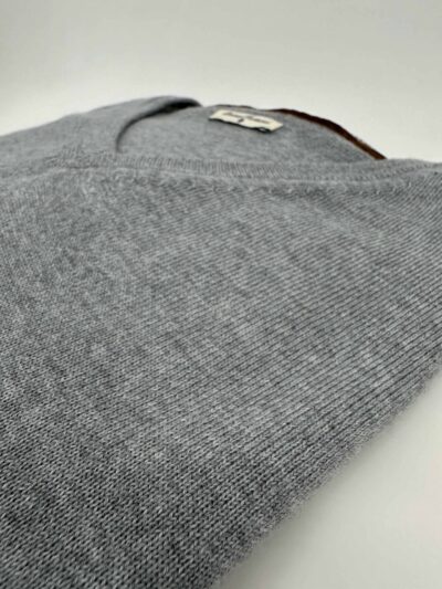 venta online jersey cuello pico gris medio lana merino hombre exclusiva invierno detalle