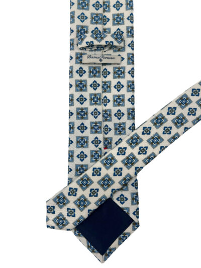 Corbata Twill Fondo Crudo y motivos azules y marrones.